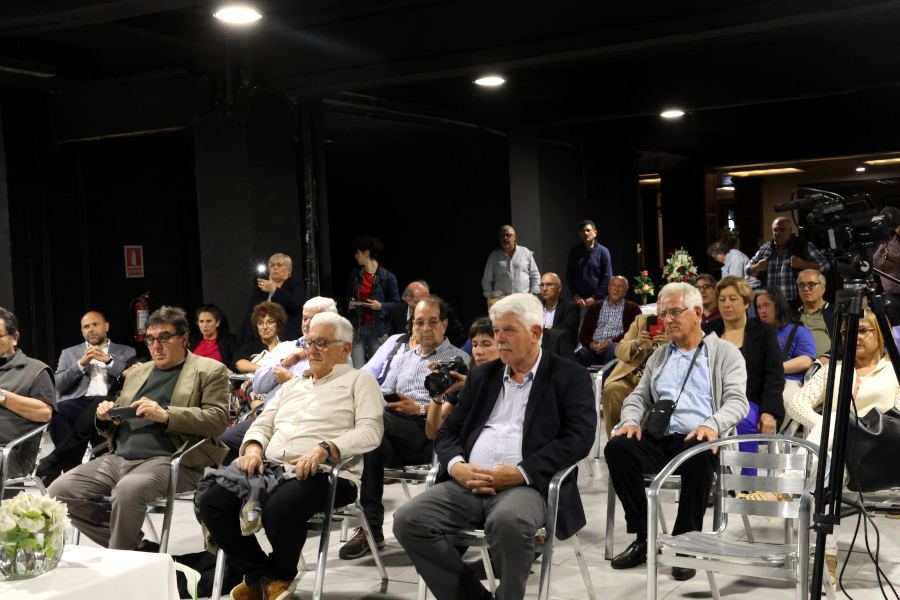 Autoridades y público presente en el acto