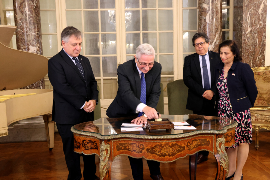 Autoridades participaron de la ceremonia de matasellado