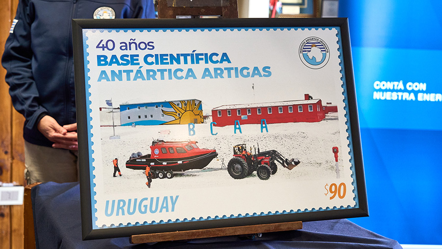 En el sello conmemorativo se ilustra la Base Científica Antártica Artigas