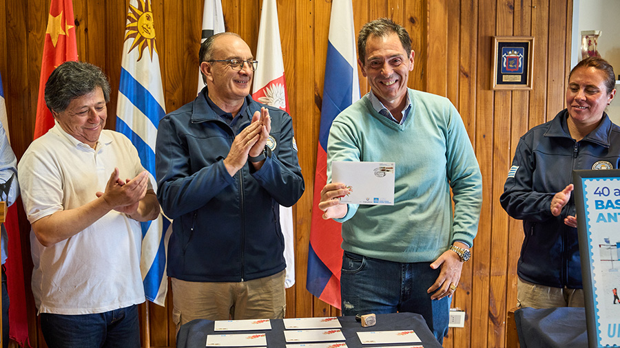 Autoridades participaron de la ceremonia de matasellado