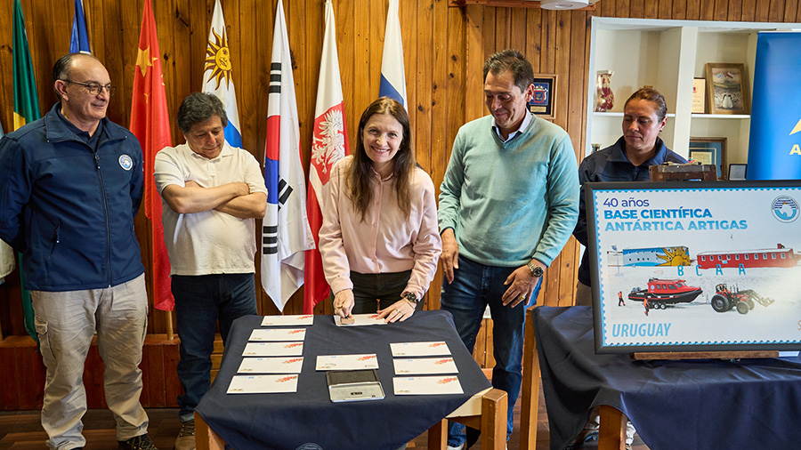 Autoridades participaron de la ceremonia de matasellado