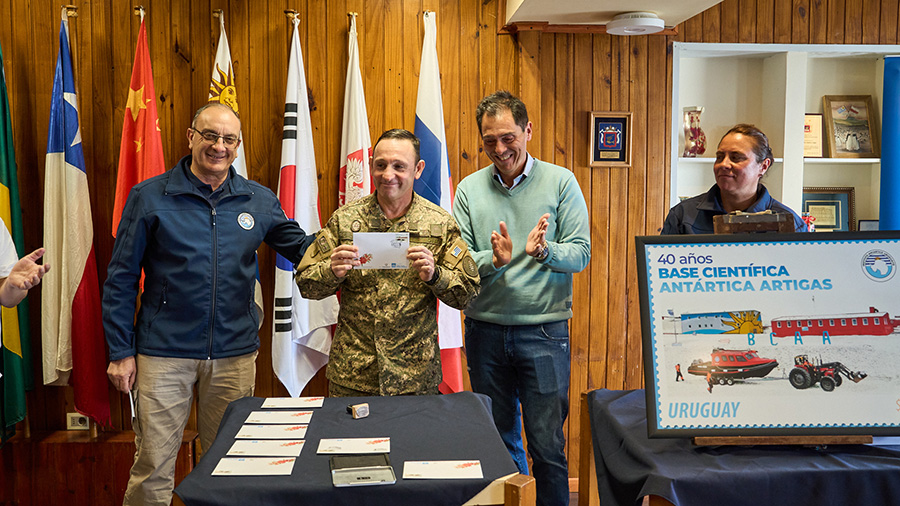 Autoridades participaron de la ceremonia de matasellado