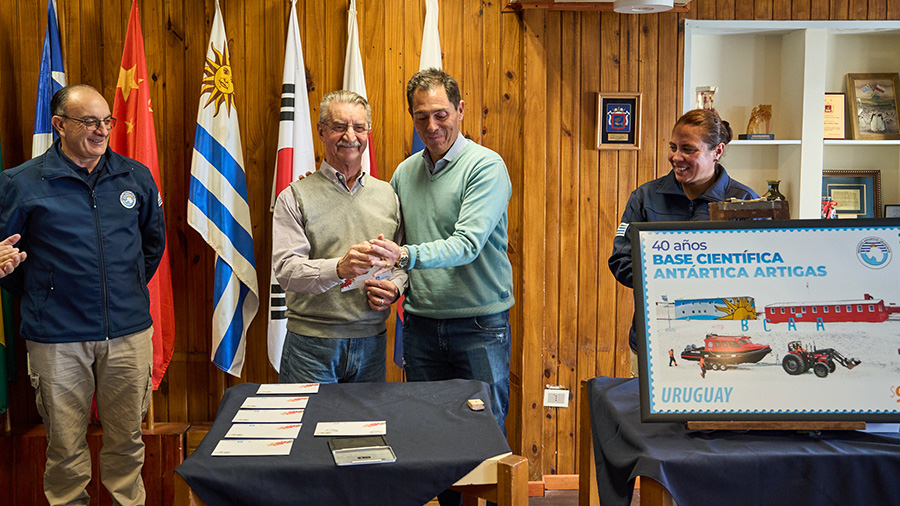 Autoridades participaron de la ceremonia de matasellado