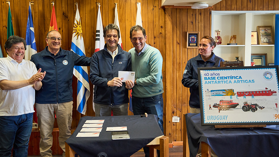 Autoridades participaron de la ceremonia de matasellado