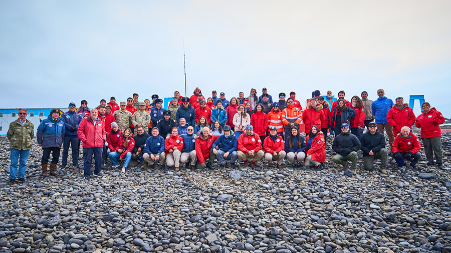 Todas las delegaciones presentes posaron en una foto final en el exterior de la Base Científica Antártica Artigas