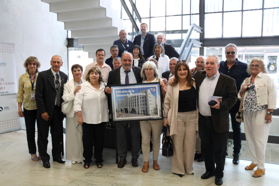 Director de Aduanas junto a funcionarios de la institución