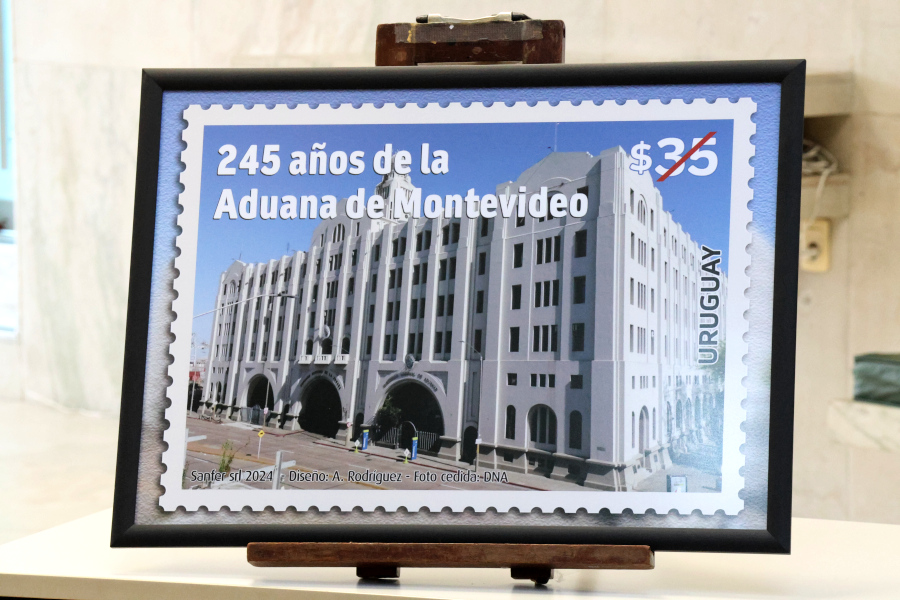 En el sello aparece le edificio de la Dirección Nacional de Aduanas