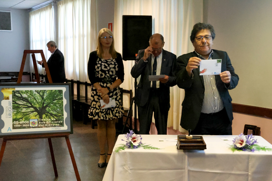 Las autoridades participaron de la ceremonia de matasellado