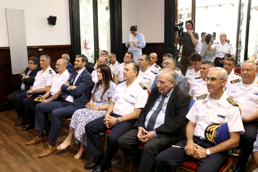 Autoridades presentes en el acto de lanzamiento