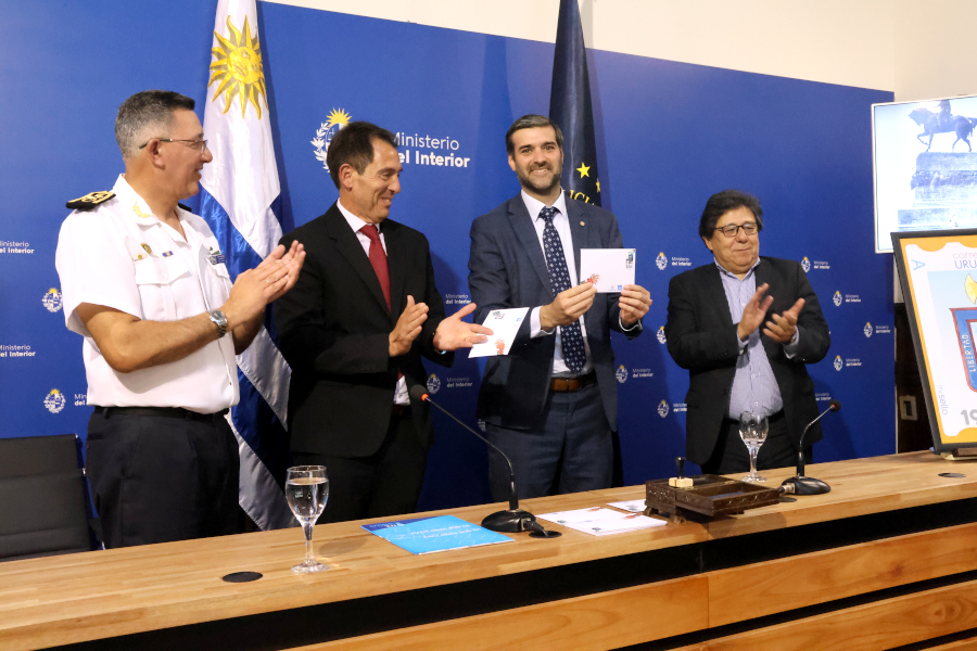 Las autoridades participaron de la ceremonia de matasellado