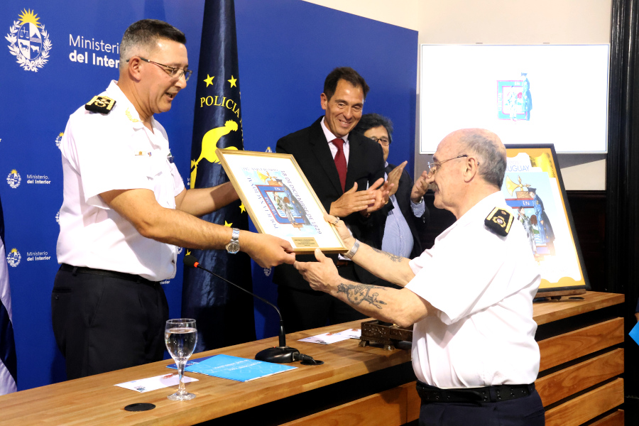 Durante el acto se realizó un reconocimiento al director nacional de Identificación Civil por la creación de la pintura que ilustra el sello