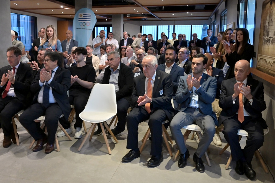 Público y autoridades presentes en el acto de lanzamiento