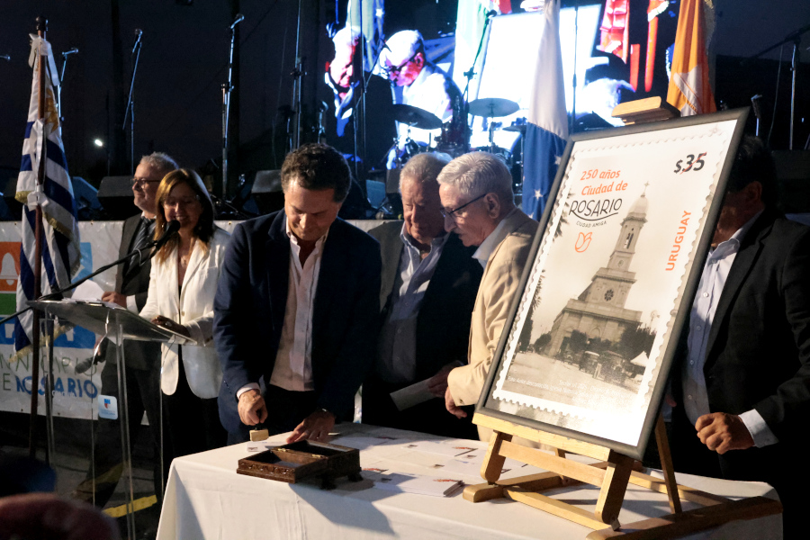 Las autoridades participaron de la ceremonia de matasellado