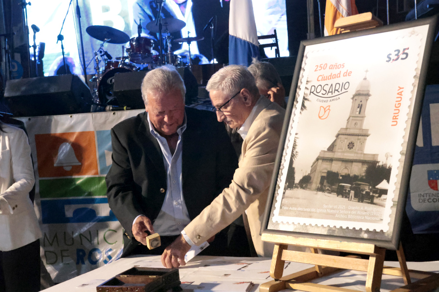 Las autoridades participaron de la ceremonia de matasellado