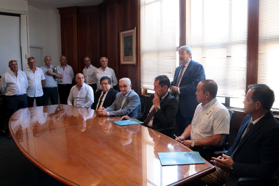 Autoridades de Correo Uruguayo y CPATU en la Sala de Acuerdos