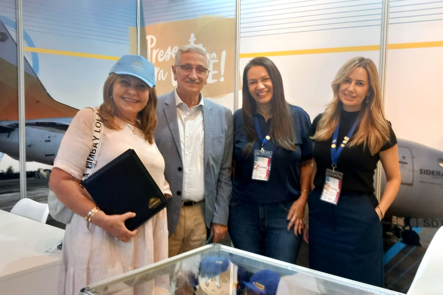 En la imagen, el vicepresidente de Correo Uruguayo, Sr. Julio Silveira, visitando stands en la Exposición Mundial de Filatelia