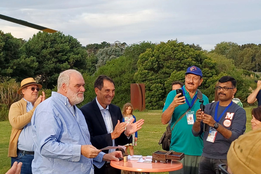 El artista Pablo Atchugarry participó de la ceremonia de matasellado