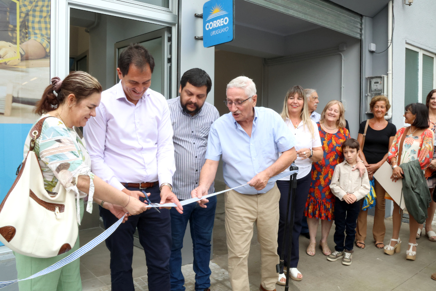 La intendenta de Artigas, Elita Volpi; el diputado Nicolás Lorenzo; y el presidente y el vicepresidente de Correo Uruguayo, Ivo González y Julio Silveira, realizando el tradicional corte de cinta