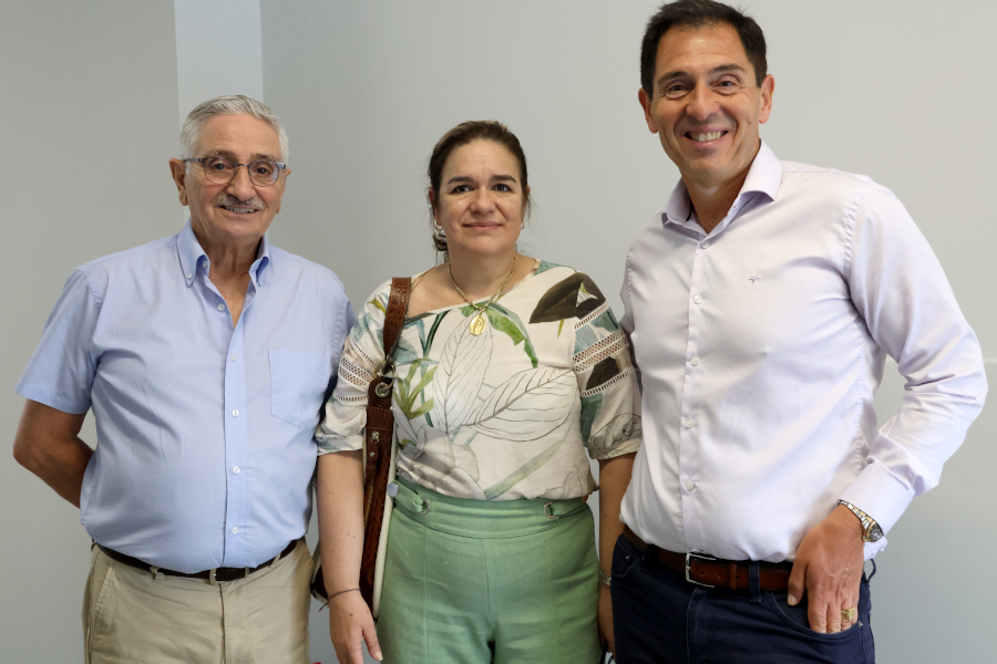 En la imagen: Julio Silveira, Vicepresidente de Correo Uruguayo; Elita Volpi, intendenta de Artigas; e Ivo González, presidente de Correo Uruguayo.