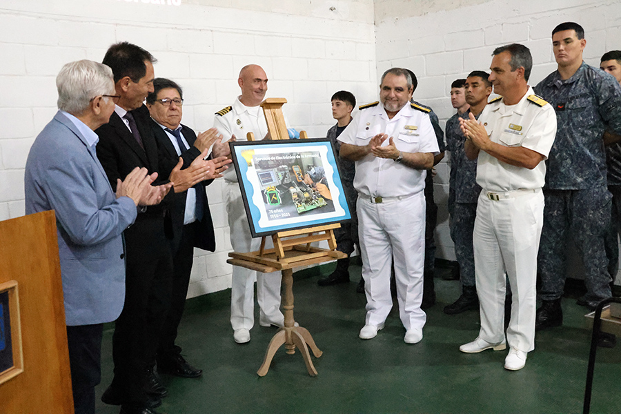 Autoridades de Correo Uruguayo y Servicio de Electrónica de la Armada junto a la reproducción del sello personalizado