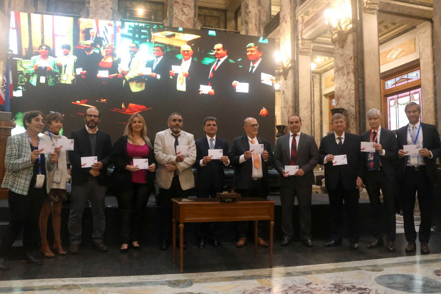 En el Salón de los Pasos Perdidos del Palacio Legislativo, el Correo Uruguayo presentó el sello conmemorativo por el 90º aniversario de Casmu