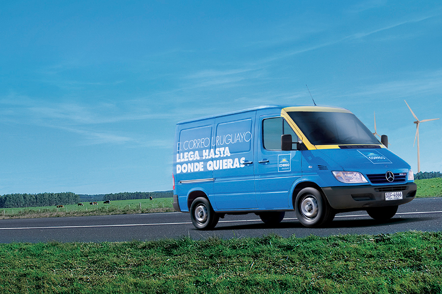 Camioneta celeste de Correo Uruguayo