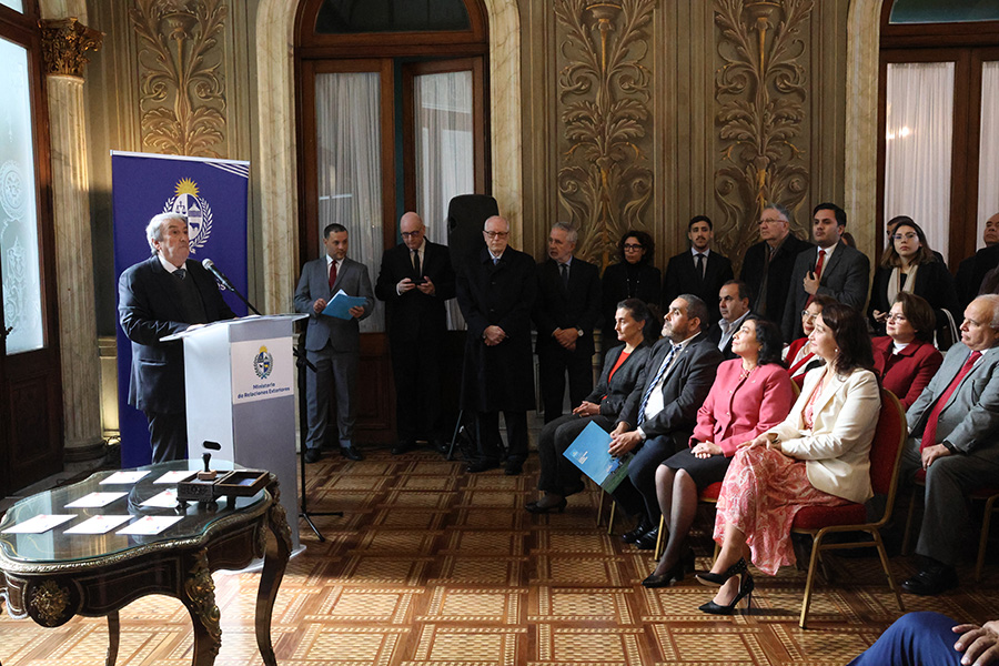En el Ministerio de Relaciones Exteriores Correo Uruguayo llevó a cabo el lanzamiento oficial del sello conmemorativo del Día de la Amistad Uruguay Perú.