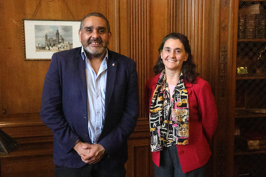 El presidente de Correo Uruguayo, Gabriel Bonfrisco, recorrió la sala de protocolo del edificio central junto a la directora general de Asuntos Culturales, Elizabeth Bogosián