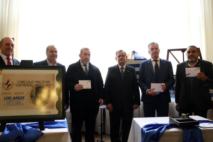 Con la presencia del presidente de la República, Correo Uruguayo realizó el lanzamiento de un sello personalizado por el centésimo aniversario de la creación del Círculo Militar General Artigas.