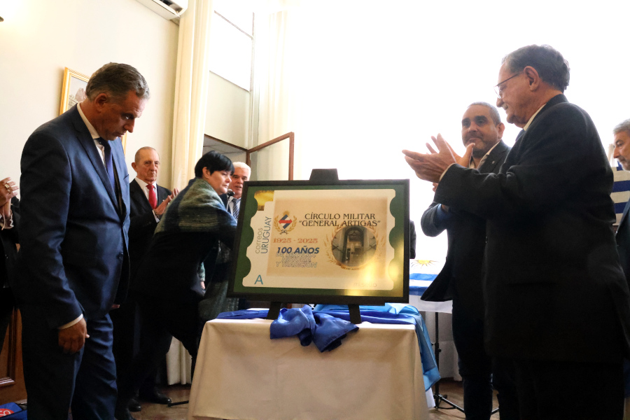 Con la presencia del presidente de la República, Correo Uruguayo realizó el lanzamiento de un sello personalizado por el centésimo aniversario de la creación del Círculo Militar General Artigas.