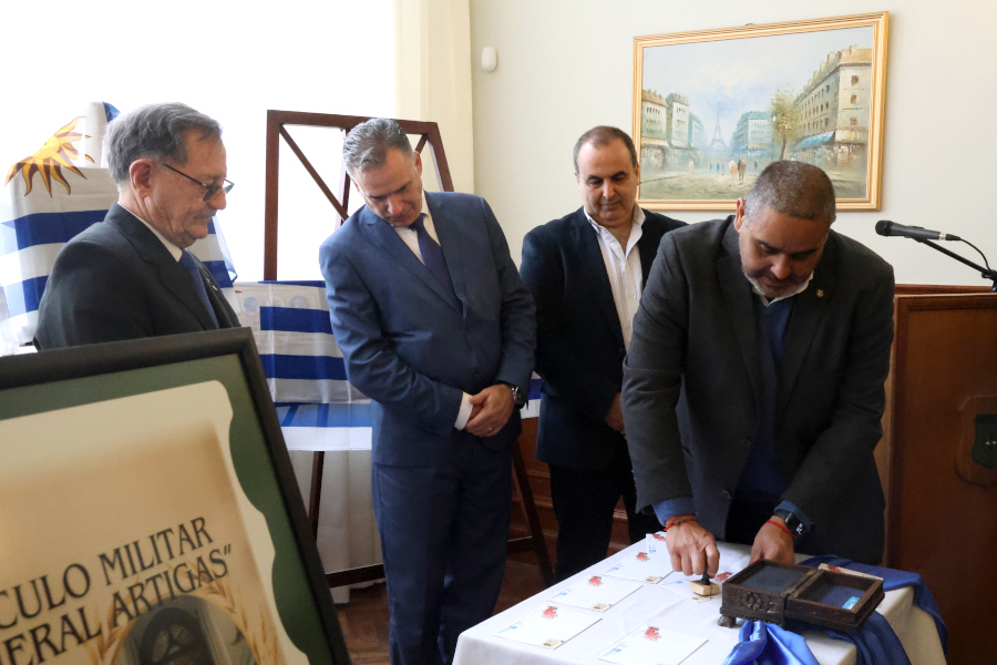Con la presencia del presidente de la República, Correo Uruguayo realizó el lanzamiento de un sello personalizado por el centésimo aniversario de la creación del Círculo Militar General Artigas.