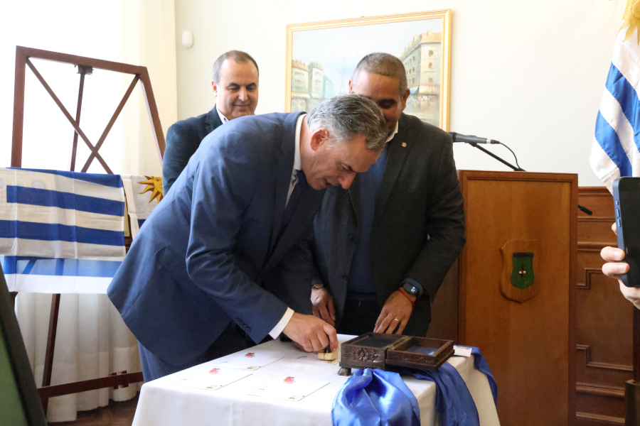 Con la presencia del presidente de la República, Correo Uruguayo realizó el lanzamiento de un sello personalizado por el centésimo aniversario de la creación del Círculo Militar General Artigas.
