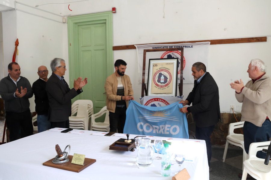 En el marco de los festejos por el septuagésimo quinto aniversario de la Asociación de Obreros y Empleados de Conaprole (AOEC), Correo Uruguayo realizó el lanzamiento de un sello conmemorativo.