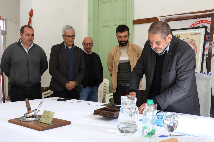 En el marco de los festejos por el septuagésimo quinto aniversario de la Asociación de Obreros y Empleados de Conaprole (AOEC), Correo Uruguayo realizó el lanzamiento de un sello conmemorativo.