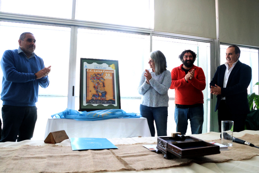 En un acto realizado en el Centro Cívico Luisa Cuesta, Correo Uruguayo lanzó un sello personalizado conmemorativo por el décimo aniversario de creación de dicho centro.