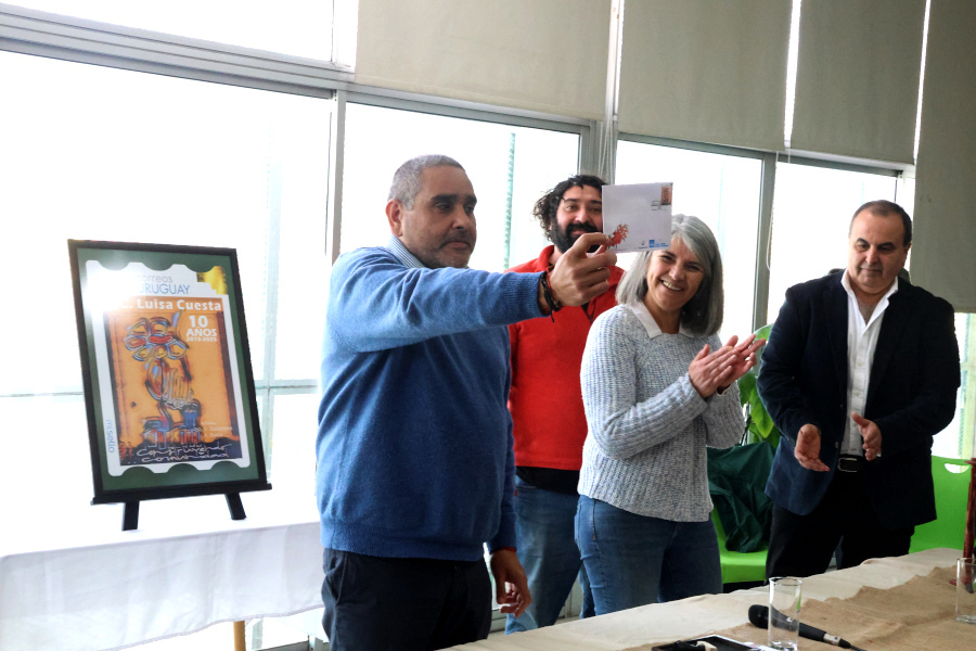 En un acto realizado en el Centro Cívico Luisa Cuesta, Correo Uruguayo lanzó un sello personalizado conmemorativo por el décimo aniversario de creación de dicho centro.
