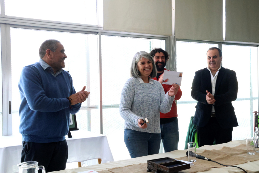 En un acto realizado en el Centro Cívico Luisa Cuesta, Correo Uruguayo lanzó un sello personalizado conmemorativo por el décimo aniversario de creación de dicho centro.