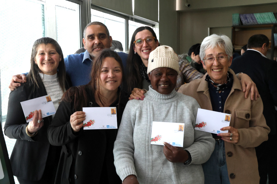 En un acto realizado en el Centro Cívico Luisa Cuesta, Correo Uruguayo lanzó un sello personalizado conmemorativo por el décimo aniversario de creación de dicho centro.