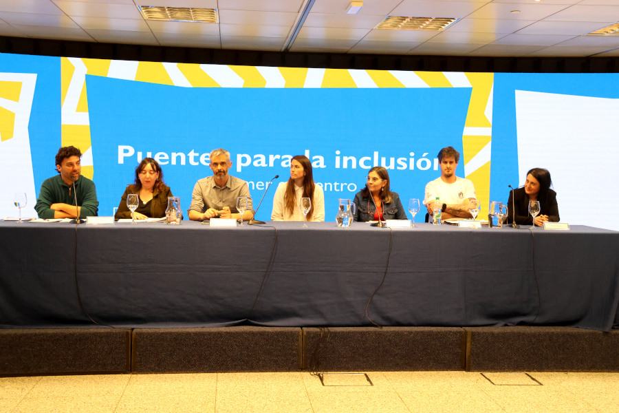 Se realizó con éxito el encuentro “Puentes para la inclusión” en la Sala Idea Vilariño del Complejo Torre de las Telecomunicaciones de Antel, reuniendo a destacados representantes de sectores públicos, privados, académicos y sociales para discutir sobre discapacidad.