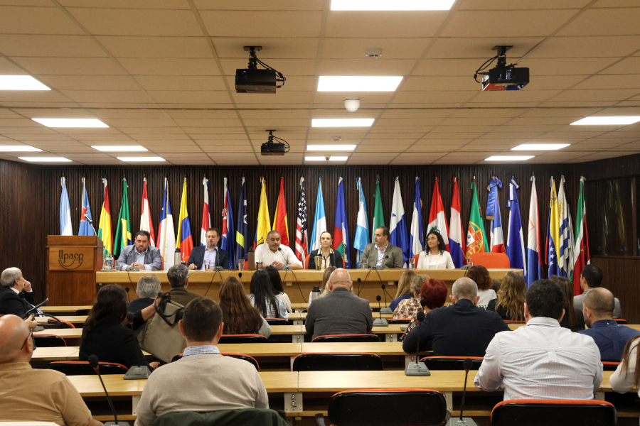 En la sede de UPAEP, el 14 de octubre, Correo Uruguayo realizó una jornada de la que participaron clientes y funcionarios, en la que se brindó información sobre el plan quinquenal y sobre la actual hoja de ruta de la empresa postal pública, y se presentó el servicio Ahíva Tienda, una plataforma que busca destacar productos locales y conectar a emprendedores uruguayos con compradores nacionales e internacionales.