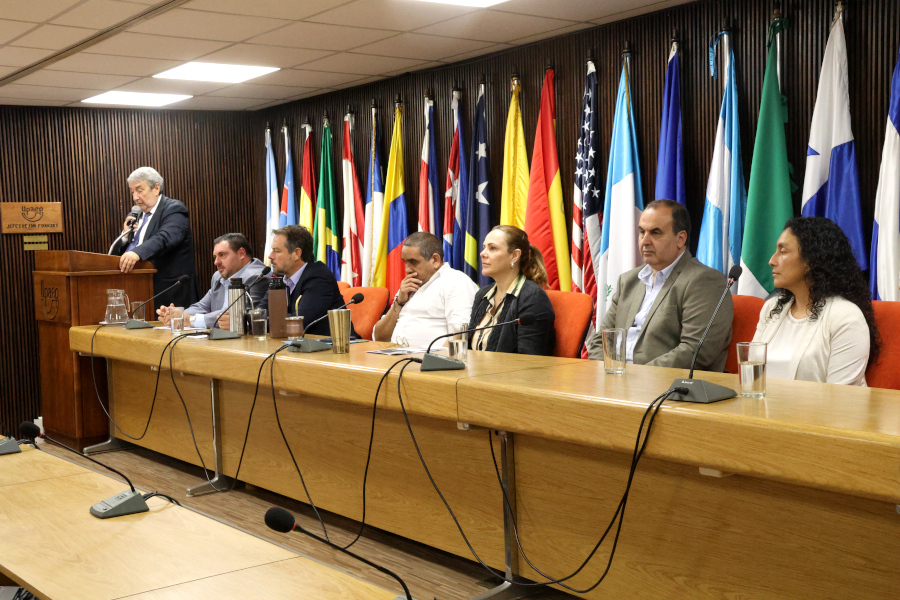 En la sede de UPAEP, el 14 de octubre, Correo Uruguayo realizó una jornada de la que participaron clientes y funcionarios, en la que se brindó información sobre el plan quinquenal y sobre la actual hoja de ruta de la empresa postal pública, y se presentó el servicio Ahíva Tienda, una plataforma que busca destacar productos locales y conectar a emprendedores uruguayos con compradores nacionales e internacionales.