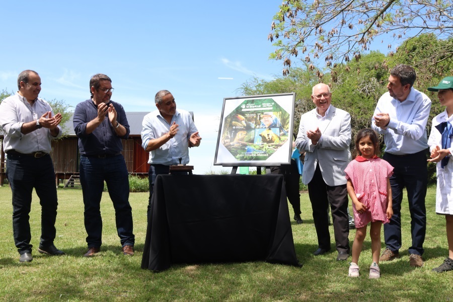 En el marco del vigésimo quinto aniversario del Bioparque M’Bopicuá, Correo Uruguayo y Montes del Plata realizaron el lanzamiento de un sello conmemorativo, marcando así una jornada de cooperación interinstitucional en la que se destacó el legado educativo del bioparque y el trabajo que realiza este para la conservación de la biodiversidad.