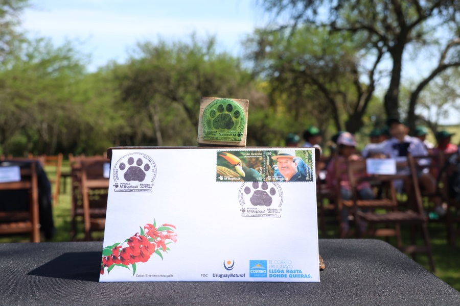 En el marco del vigésimo quinto aniversario del Bioparque M’Bopicuá, Correo Uruguayo y Montes del Plata realizaron el lanzamiento de un sello conmemorativo, marcando así una jornada de cooperación interinstitucional en la que se destacó el legado educativo del bioparque y el trabajo que realiza este para la conservación de la biodiversidad.