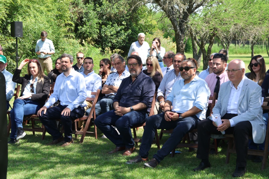 En el marco del vigésimo quinto aniversario del Bioparque M’Bopicuá, Correo Uruguayo y Montes del Plata realizaron el lanzamiento de un sello conmemorativo, marcando así una jornada de cooperación interinstitucional en la que se destacó el legado educativo del bioparque y el trabajo que realiza este para la conservación de la biodiversidad.