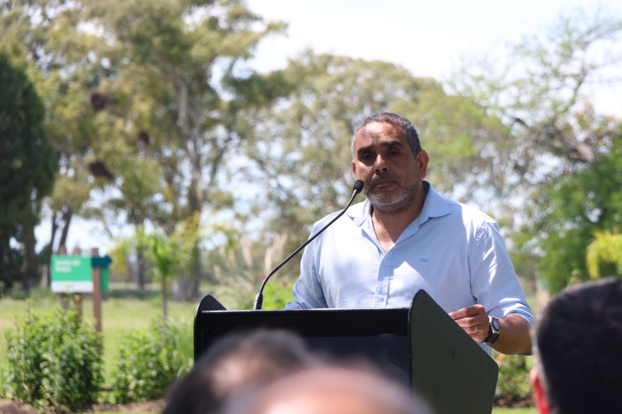 En el marco del vigésimo quinto aniversario del Bioparque M’Bopicuá, Correo Uruguayo y Montes del Plata realizaron el lanzamiento de un sello conmemorativo, marcando así una jornada de cooperación interinstitucional en la que se destacó el legado educativo del bioparque y el trabajo que realiza este para la conservación de la biodiversidad.