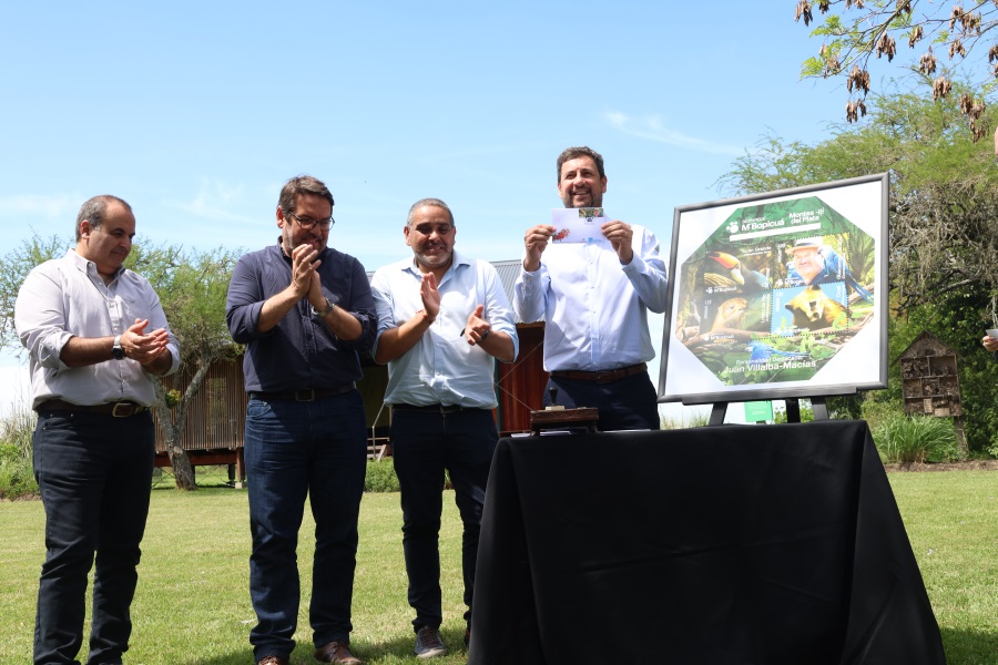 En el marco del vigésimo quinto aniversario del Bioparque M’Bopicuá, Correo Uruguayo y Montes del Plata realizaron el lanzamiento de un sello conmemorativo, marcando así una jornada de cooperación interinstitucional en la que se destacó el legado educativo del bioparque y el trabajo que realiza este para la conservación de la biodiversidad.