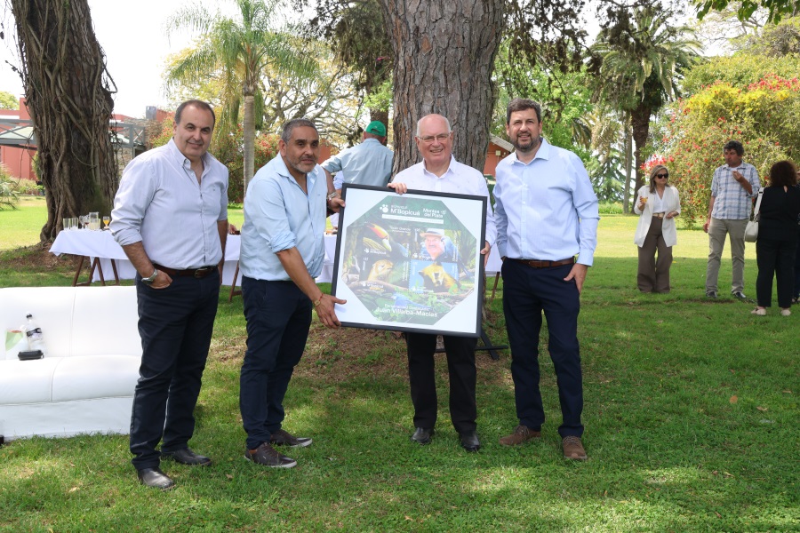 En el marco del vigésimo quinto aniversario del Bioparque M’Bopicuá, Correo Uruguayo y Montes del Plata realizaron el lanzamiento de un sello conmemorativo, marcando así una jornada de cooperación interinstitucional en la que se destacó el legado educativo del bioparque y el trabajo que realiza este para la conservación de la biodiversidad.