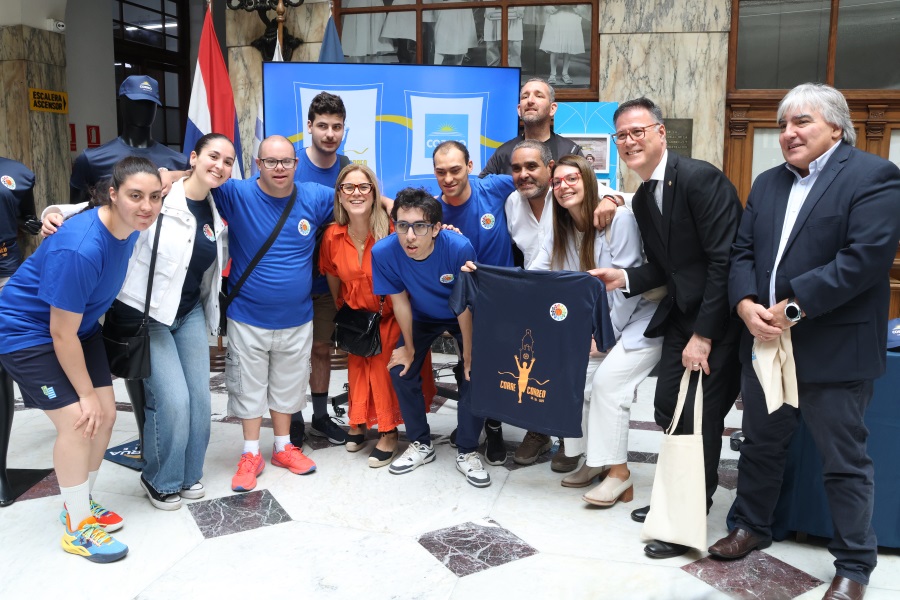 Autoridades de Correo Uruguayo, del Ministerio de Industria, Energía y Minería, del Municipio B y de la Confederación Atlética del Uruguay, participaron del lanzamiento de la Corre Correo 2025, que se realizará el domingo 9 de noviembre en apoyo a Básquet para todos, y que partirá a las 9 horas desde la Rambla República de Gran Bretaña, esquina Misiones.