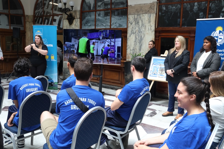 Autoridades de Correo Uruguayo, del Ministerio de Industria, Energía y Minería, del Municipio B y de la Confederación Atlética del Uruguay, participaron del lanzamiento de la Corre Correo 2025, que se realizará el domingo 9 de noviembre en apoyo a Básquet para todos, y que partirá a las 9 horas desde la Rambla República de Gran Bretaña, esquina Misiones.