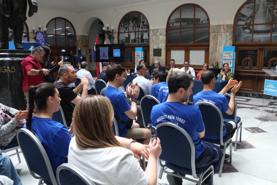 Autoridades de Correo Uruguayo, del Ministerio de Industria, Energía y Minería, del Municipio B y de la Confederación Atlética del Uruguay, participaron del lanzamiento de la Corre Correo 2025, que se realizará el domingo 9 de noviembre en apoyo a Básquet para todos, y que partirá a las 9 horas desde la Rambla República de Gran Bretaña, esquina Misiones.